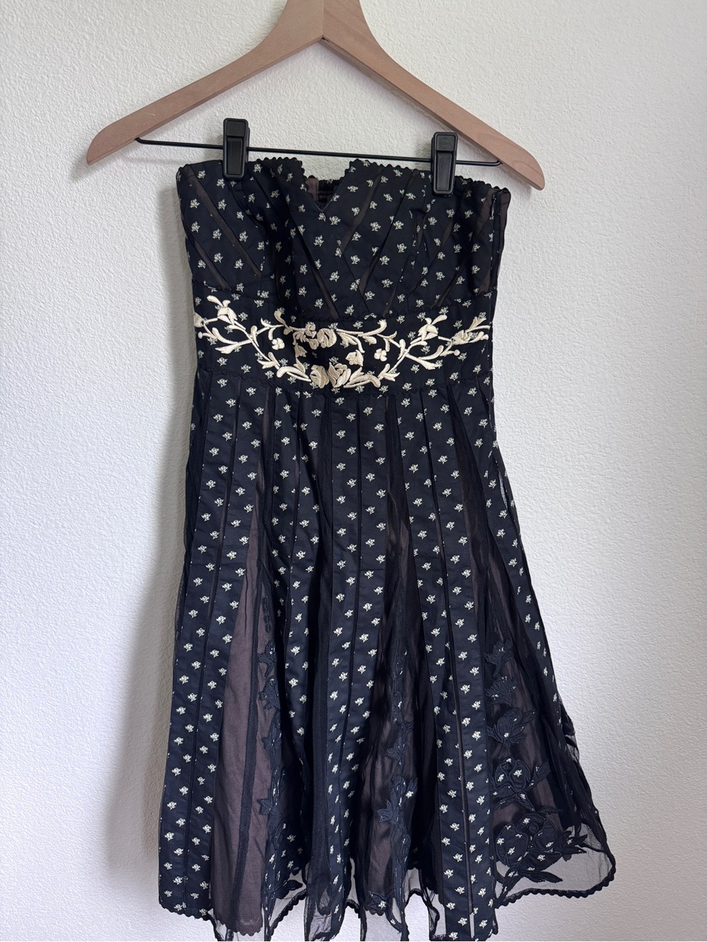 Anthropologie Vintage Strapless Floral Embroidery Cocktail Dress size 2